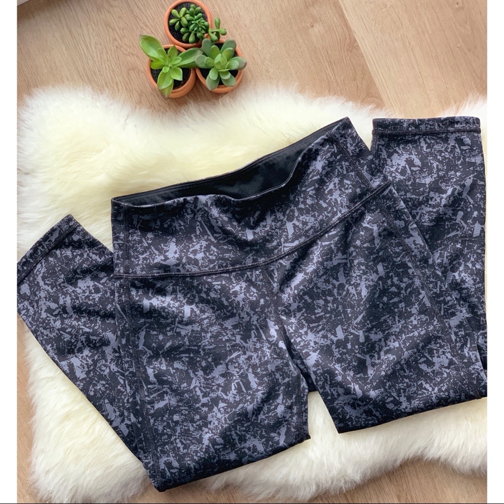 🌈Athleta Reversible Black Printed Mid-rise Capri